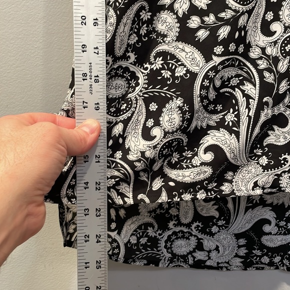 Ladies B&W Floral/Paisley Print Express SS Blouse | Size XS - Picture 6 of 7